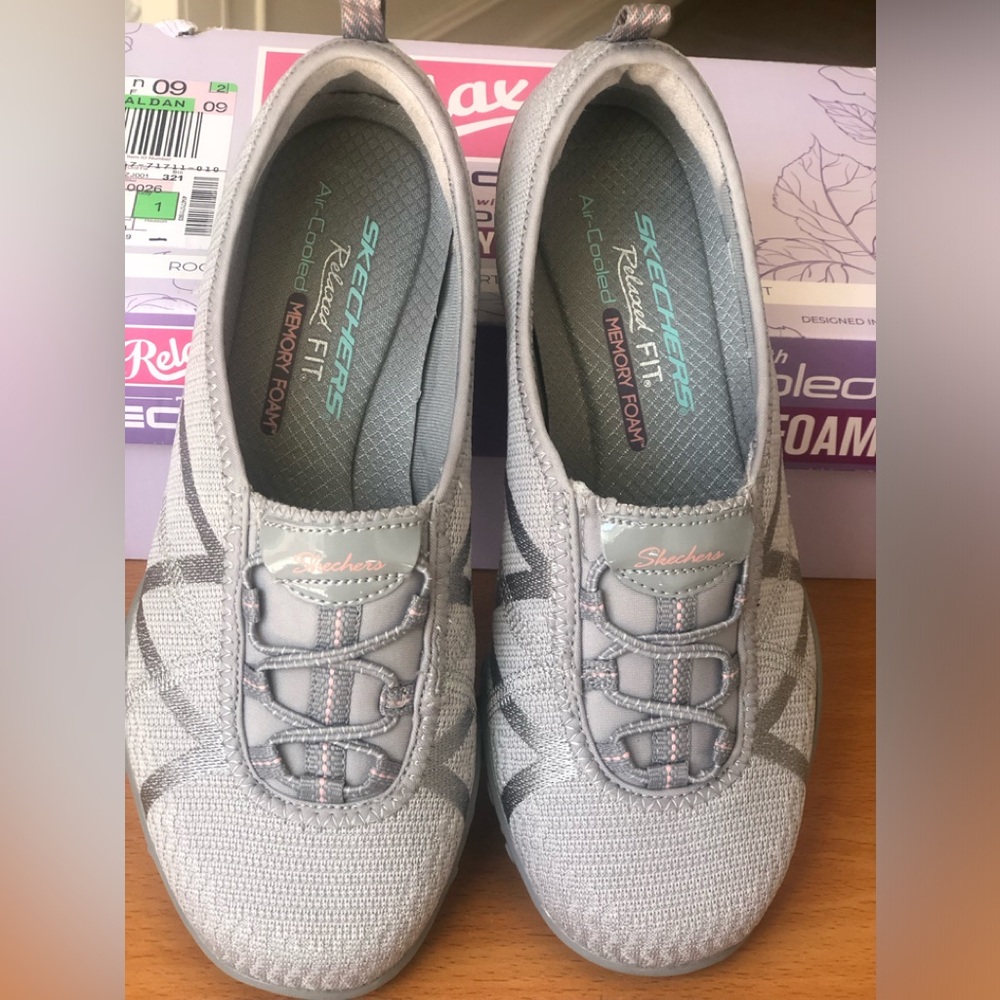 NWT Skechers relaxed air cooled Gray 5.5 slip on